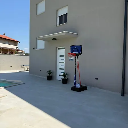 Villa Daisy, Near Zadar With Private Heated Pool *