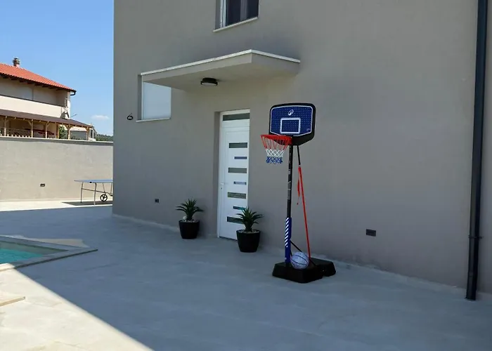 Villa Daisy, Near Zadar With Private Heated Pool *